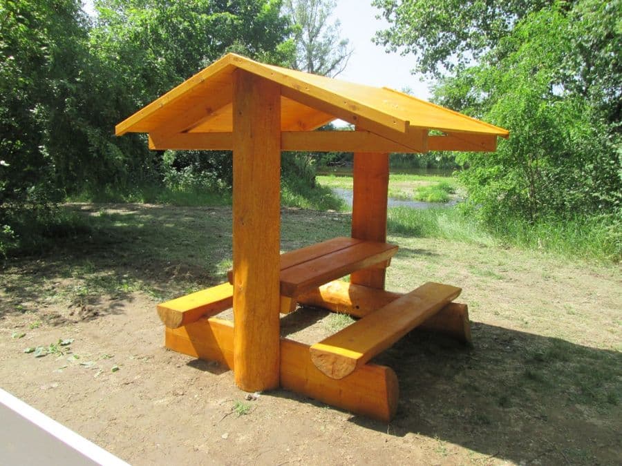 Dřevěné venkovní odpočívadlo – turistický přístřešek