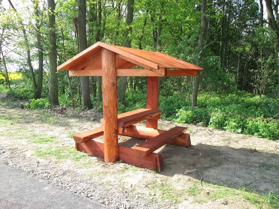 Dřevěné venkovní odpočívadlo – turistický přístřešek