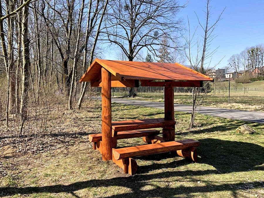 Dřevěné venkovní odpočívadlo s lavicemi a stolem