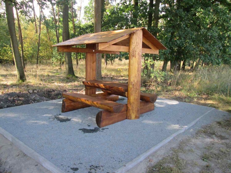 Dřevěné venkovní odpočívadlo – turistický přístřešek